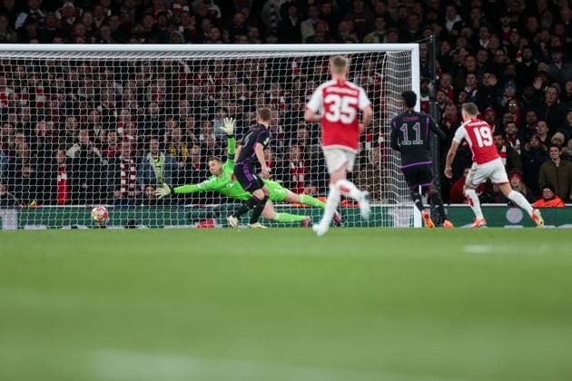 09 04 2024, Football, Season 2023 2024, UEFA Champions League, Quarter-final, Round 1, First leg, FC Arsenal London FC Bayern Munich, Leandro Trossard Arsenal London scores to make it 2 2 against goalkeeper Manuel Neuer FC Bayern Munich , London Emirates Stadium Greater London England xRHR PHOTO DEx Copyright: DennisxEwert RHR-FOTOx RHR-FOTO DE
