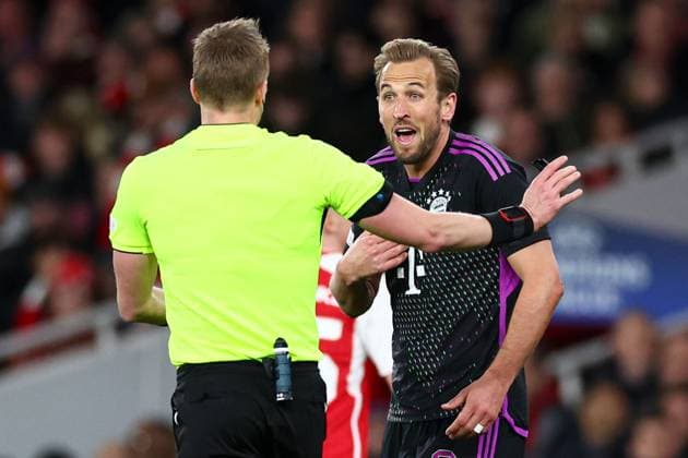 Harry Kane of Bayern Munich appeals to the Referee Glenn Nyberg Arsenal v Bayern Munich, UEFA Champions League, Quarter Final, First Leg, Football, Emirates Stadium, London, UK - 09 Apr 2024 EDITORIAL USE ONLY No use with unauthorised audio, video, data, fixture lists, club league logos or live services. Online in-match use limited to 120 images, no video emulation. No use in betting, games or single club league player publications. Copyright: xSimonxDael Shutterstockx 14424047cu