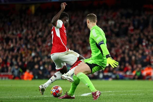 Sport Bilder des Tages Bukayo Saka of Arsenal is challenged by Manuel Neuer of Bayern Munich in the penalty area Arsenal v Bayern Munich, UEFA Champions League, Quarter Final, First Leg, Football, Emirates Stadium, London, UK - 09 Apr 2024 EDITORIAL USE ONLY No use with unauthorised audio, video, data, fixture lists, club league logos or live services. Online in-match use limited to 120 images, no video emulation. No use in betting, games or single club league player publications. Copyright: xSimonxDael Shutterstockx 14424047cy
