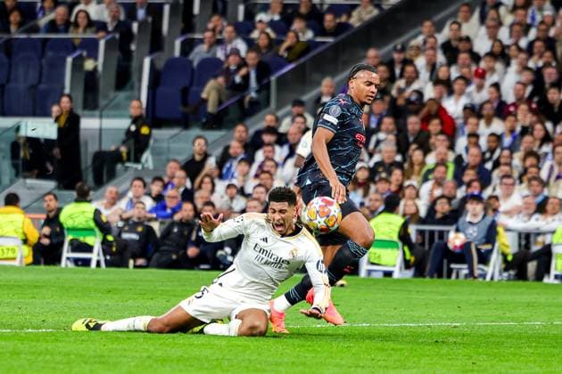 Real Madrid v Manchester City Champions League 09 04 2024. Manuel Akanji (25) of Manchester City battles with Jude Bellingham (5) of Real Madrid during the Champions League match between Real Madrid and Manchester City at the Santiago Bernabeu Stadium, Madrid, Spain on 9 April 2024. Editorial use only , Copyright: xNigelxKeenex PSI-19414-0046