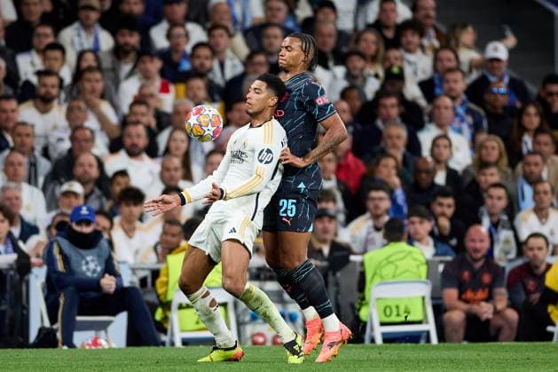 Jude Bellingham of Real Madrid CF battles for the ball with Manuel Akanji of Manchester City during the UEFA Champions League 2023 24 quarter-finals match between Real Madrid CF and Manchester City at Estadio Santiago Bernabeu on April 09, 2024 in Madrid, Spain. FOOTBALL : Real Madrid vs Manchester City - UEFA Ligue des Champions - 1 4 Quart - 09 04 2024 LGM Panoramic 
