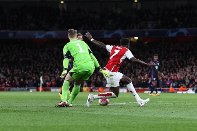 Arsenal gegen Bayern München 09. April 2024, London UEFA Champions League Viertelfinale Hinspiel Arsenal gegen Bayern München Bayern Münchens Torhüter Manuel Neuer foult Bukayo Saka von Arsenal, aber es gibt keinen Elfmeter Foto Jacques Feeney Abseits London UK  Copyright: xJacquesxFeeneyx xOffsidexOffside