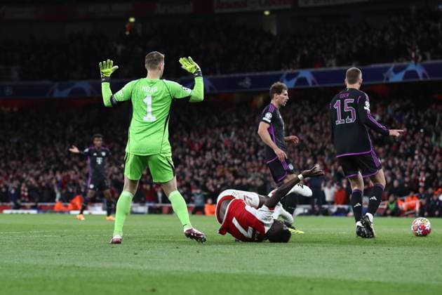 Arsenal gegen Bayern München 09. April 2024, London UEFA Champions League Viertelfinale Hinspiel Arsenal gegen Bayern München Bayern Münchens Torhüter Manuel Neuer foult Bukayo Saka von Arsenal, aber es gibt keinen Elfmeter Foto Jacques Feeney Abseits London UK  Copyright: xJacquesxFeeneyx xOffsidexOffside