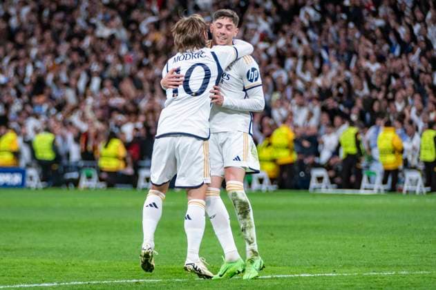 UEFA Champions League 2023 24 Quarter-final First Leg: Real Madrid CF v Manchester City Luka Modric of Real Madrid (L) hugs Federico Valverde of Real Madrid (R) that celebrates his goal during the UEFA Champions League quarter-final first leg match between Real Madrid CF and Manchester City at Estadio Santiago Bernabeu on April 9, 2024 in Madrid, Spain. Madrid Estadio Santiago Bernabeu Madrid Spain Copyright: xAlbertoxGardinx AGardin_20240409_football_Champions_League_Real_Madrid_vs_Manchester_City_088