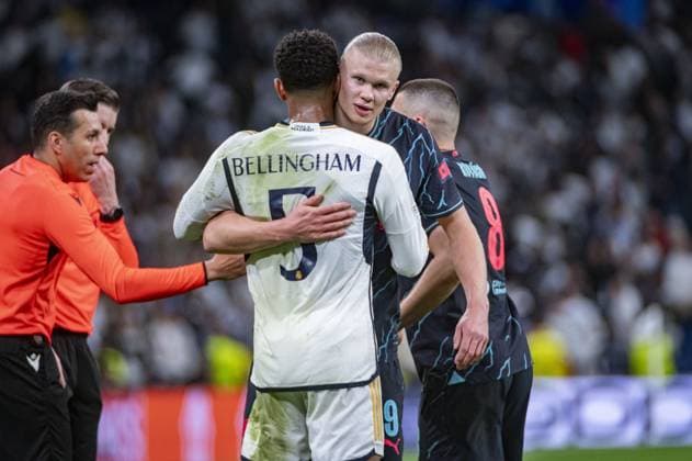 Jude Bellingham of Real Madrid (L) hugs Erling Haaland of Manchester City (R) during the UEFA Champions League quarter-final first leg match between Real Madrid CF and Manchester City at Estadio Santiago Bernabeu on April 9, 2024 in Madrid, Spain.  Copyright: xAlbertoxGardin IPAxSportx xipa-ax xx IPA_45001640 IPA_Agency_IPA45001640