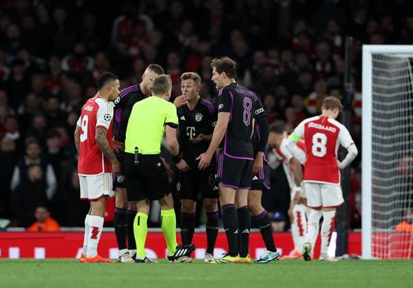 Referee Glenn Nyberg is confronted by Bayern Munich players after the incident where Gabriel of Arsenal had handled the ball Arsenal v Bayern Munich, UEFA Champions League 1 4 Final 1st Leg, Emirates Stadium, Highbury, London, UK - 09 04 2024 Editorial use only  Copyright: xMattxImpey Shutterstockx 14426976cp