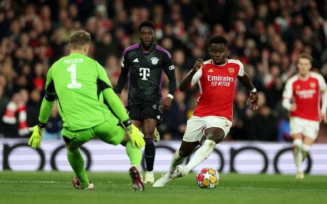 Bukayo Saka of Arsenal appears to be fouled by Manuel Neuer the Bayern Munich goalkeeper in injury time but no penalty was given Arsenal v Bayern Munich, UEFA Champions League 1 4 Final 1st Leg, Emirates Stadium, Highbury, London, UK - 09 04 2024 Editorial use only  Copyright: xMattxImpey Shutterstockx 14426976di