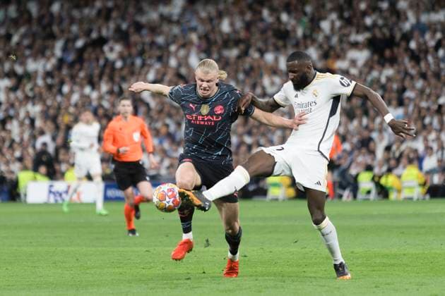 Real Madrid CF v Manchester City: Quarter-final First Leg - UEFA Champions League 2023 24 Erling Haaland of Manchester City and Antonio Rudiger of Real Madrid are fighting for the ball during the UEFA Champions League 2023 24 round of 8 first leg match between Real Madrid and Manchester City at Santiago Bernabeu Stadium in Madrid, Spain, on April 9, 2023. Madrid Spain  Copyright: xGuillermoxMartinezx originalFilename:martinez-uefacham240409_npelw.jpg