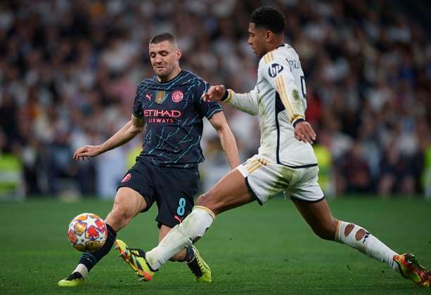 2024-04-09 Real Madrid CF v Manchester City - Quarter-final First Leg - UEFA Champions League 2023 24 MADRID, SPAIN - APRIL 9: Jude Bellingham of Real Madrid CF competes for the ball with Mateo Kovacic of Manchester City during the Quarter-final First Leg - UEFA Champions League match between Real Madrid CF and Manchester City at Estadio Santiago Bernabeu on April 9, 2024 in Madrid, Spain. (Photo by Pablo Morano BSR Agency) Madrid Spain Content not available for redistribution in The Netherlands directly or indirectly through any third parties. Copyright: xBSRxAgencyx