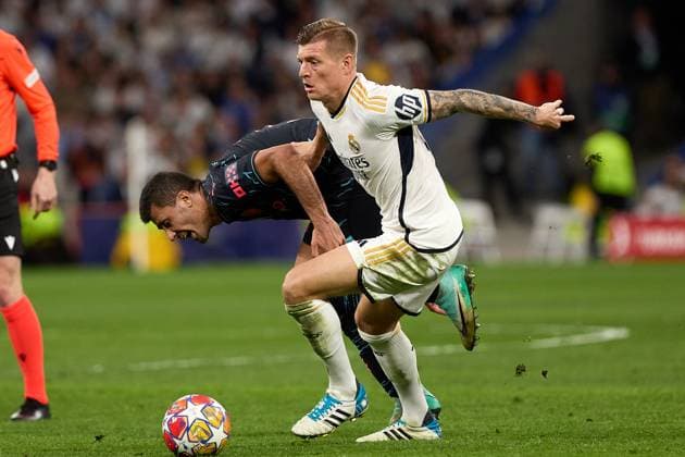 Real Madrid CF v Manchester City: Quarter-final First Leg - UEFA Champions League 2023 24 Toni Kroos of Real Madrid is in action with Rodri of Manchester City during the UEFA Champions League quarter-final first leg match between Real Madrid CF and Manchester City at Estadio Santiago Bernabeu in Madrid, Spain, on April 9, 2024. Madrid Spain  Copyright: xDAXxImagesx originalFilename:daximages-realmadr240409_np65o.jpg
