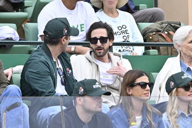 Tennis - Rolex Monte Carlo 2024 - ATP, Tennis Herren - Adrien Brody - People Ã l Open de Tennis Masters 1000 de Monte-Carlo Ã Monaco. Le 10 avril 2024 TENNIS - Rolex Monte Carlo 2024 People - MC - 10 04 2024 ChrysleneCaillaud Panoramic 