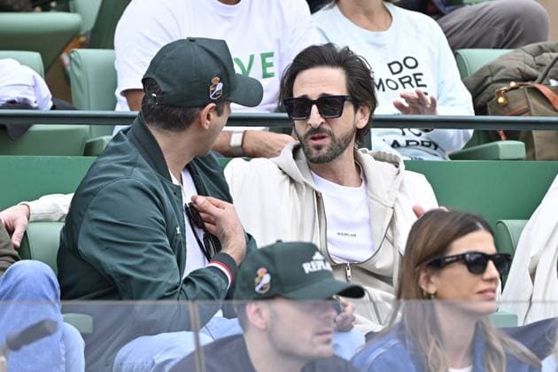 Tennis - Rolex Monte Carlo 2024 - ATP, Tennis Herren - Adrien Brody - People Ã l Open de Tennis Masters 1000 de Monte-Carlo Ã Monaco. Le 10 avril 2024 TENNIS - Rolex Monte Carlo 2024 People - MC - 10 04 2024 ChrysleneCaillaud Panoramic 
