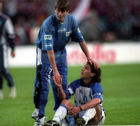 Archivbilder der Woche SPORT KW15 DFB Pokalfinale 1998 FC Bayern München - MSV Duisburg 2:1 am 16.05.1998 in Berlin Trainer Friedhelm Funkel (MSV Duisburg) tröstet Michael Zeyer (MSV) *** DFB Cup Final 1998 FC Bayern Munich MSV Duisburg 2 1 on 16 05 1998 in Berlin Coach Friedhelm Funkel MSV Duisburg consoles Michael Zeyer MSV HM