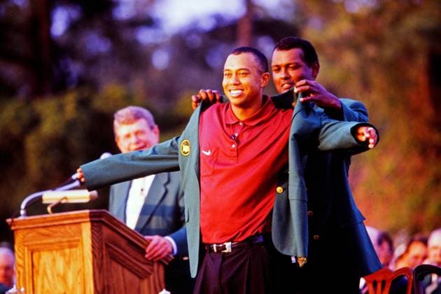 Archivbilder der Woche SPORT KW15 The Masters Golf Tournament 2001 at Augusta National Golf Club - Vijay Singh hilft Tiger Woods ins Green Jacket The Masters Golf Tournament Vijay Singh hilft Tiger Woods ins Green Jacket ARCHIV FOTO !ACHTUNG AUFNAHMEDATUM GESCHÄTZT! Augusta Georgia UnitedmStates The Masters at Augusta National Golf Club *** The Masters Golf Tournament at Augusta National Golf Club Vijay Singh helps Tiger Woods into the Green Jacket The Masters Golf Tournament Vijay Singh helps Tiger Woods into the Green Jacket ARCHIVE PHOTO ATTENTION RECORD DATE ESTIMATED Augusta Georgia UnitedmStates The Masters at Augusta National Golf Club