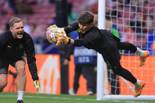 Madrid, Spain, 10th April 2024. Gregor Kobel of Borussia Dortmund warms up before the UEFA Champions League match at Wanda Metropolitano, Madrid. Picture credit should read: Paul Terry Sportimage EDITORIAL USE ONLY. No use with unauthorised audio, video, data, fixture lists, club league logos or live services. Online in-match use limited to 120 images, no video emulation. No use in betting, games or single club league player publications. SPI-3067-0005