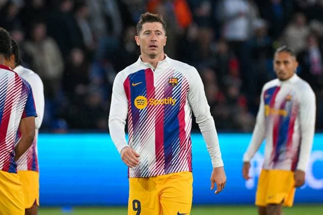 2024-04-10 Paris Saint-Germain v FC Barcelona, Barca - Quarter-final First Leg - UEFA Champions League 2023 24 PARIS, FRANCE - APRIL 10: Robert Lewandowski of FC Barcelona prior to the Quarter-final First Leg - UEFA Champions League 2023 24 match between Paris Saint-Germain and FC Barcelona at Parc des Princes on April 10, 2024 in Paris, France. (Photo by Matthieu Mirville BSR Agency) Paris France Content not available for redistribution in The Netherlands directly or indirectly through any third parties. Copyright: xBSRxAgencyx