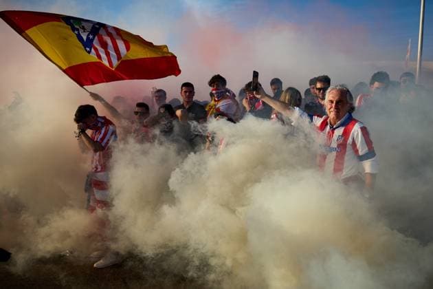 Sport Bilder des Tages Fans of Atletico de Madrid during the UEFA Champions League 2023 24 quarter-finals match between Atletico de Madrid and Borussia Dortmund at Stadium Civitas Metropolitano on April 10, 2024 in Madrid, Spain. FOOTBALL : Atletico Madrid vs Borussia Dormund - UEFA Ligue des Champions - 1 4 Quart - 10 04 2024 LGM Panoramic 