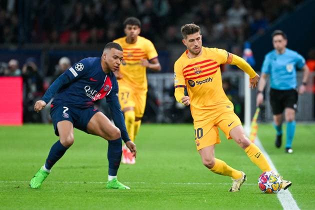 2024-04-10 Paris Saint-Germain v FC Barcelona, Barca - Quarter-final First Leg - UEFA Champions League 2023 24 PARIS, FRANCE - APRIL 10: Kylian Mbappe of Paris Saint-Germain battles for the ball with Sergi Roberto of FC Barcelona prior to the Quarter-final First Leg - UEFA Champions League 2023 24 match between Paris Saint-Germain and FC Barcelona at Parc des Princes on April 10, 2024 in Paris, France. (Photo by Matthieu Mirville BSR Agency) Paris France Content not available for redistribution in The Netherlands directly or indirectly through any third parties. Copyright: xBSRxAgencyx