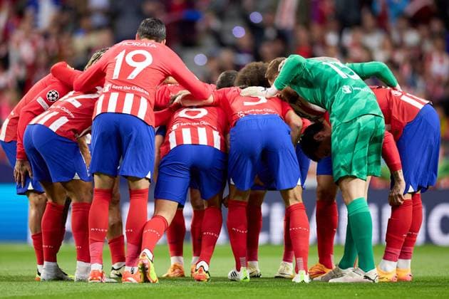 Atletico de Madrid getting into a field during the UEFA Champions League 2023 24 quarter-finals match between Atletico de Madrid and Borussia Dortmund at Stadium Civitas Metropolitano on April 10, 2024 in Madrid, Spain. FOOTBALL : Atletico Madrid vs Borussia Dormund - UEFA Ligue des Champions - 1 4 Quart - 10 04 2024 LGM Panoramic 