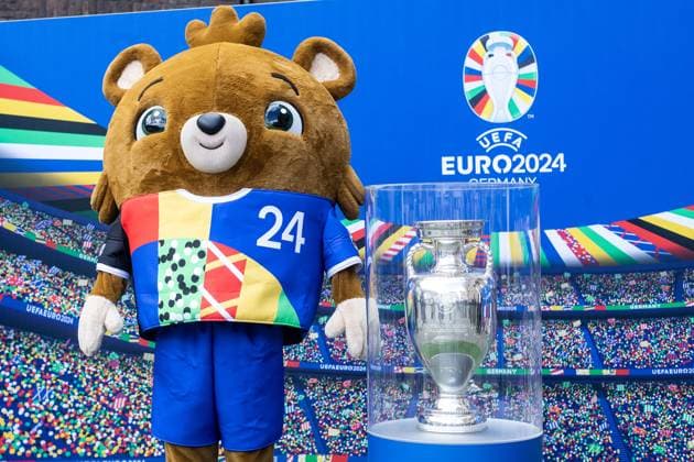 EURO2024 Trophy Tour Düsseldorf, Marktplatz am Rathaus, 10 04 2024 a mascot stands next to the trophy EURO2024 Trophy Tour Düsseldorf, Marktplatz am Rathaus, 10 04 2024 Copyright: xBEAUTIFULxSPORTS Buriakovx
