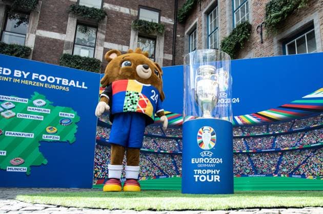 EURO2024 Trophy Tour Düsseldorf, Marktplatz am Rathaus, 10 04 2024 a mascot stands next to the trophy EURO2024 Trophy Tour Düsseldorf, Marktplatz am Rathaus, 10 04 2024 Copyright: xBEAUTIFULxSPORTS Buriakovx