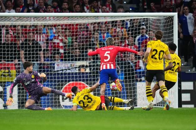 Sport Bilder des Tages ESP: Atletico de Madrid v Borussia Dortmund. UEFA Champions League match. Quarter-finals Rodrigo de Paul of Atletico de Madrid scores the 1-0Rodrigo de Paul of Atletico de Madrid scores his goal during the UEFA Champions League match, Quarter-finals, first leg, between Atletico de Madrid and Borussia Dortmund played at Civitas Metropolitano Stadium on April 10, 2024 in Madrid Spain. kpng Copyright: xBaguxBlancox xPRESSINPHOTOx PS_240410_002