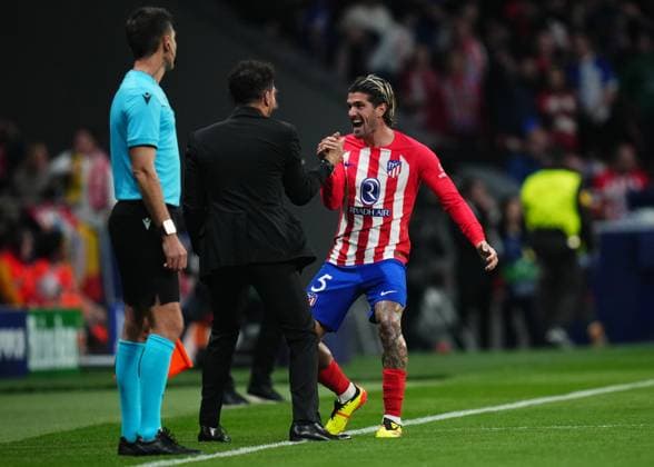 ESP: Atletico de Madrid v Borussia Dortmund. UEFA Champions League match. Quarter-finals Rodrigo de Paul of Atletico de Madrid celebrates with the head coach Diego Pablo Simeone after scoring the 1-0Rodrigo de Paul of Atletico de Madrid celebrates the 1-0 during the UEFA Champions League match, Quarter-finals, first leg, between Atletico de Madrid and Borussia Dortmund played at Civitas Metropolitano Stadium on April 10, 2024 in Madrid Spain. kpng Copyright: xBaguxBlancox xPRESSINPHOTOx PS_240410_007