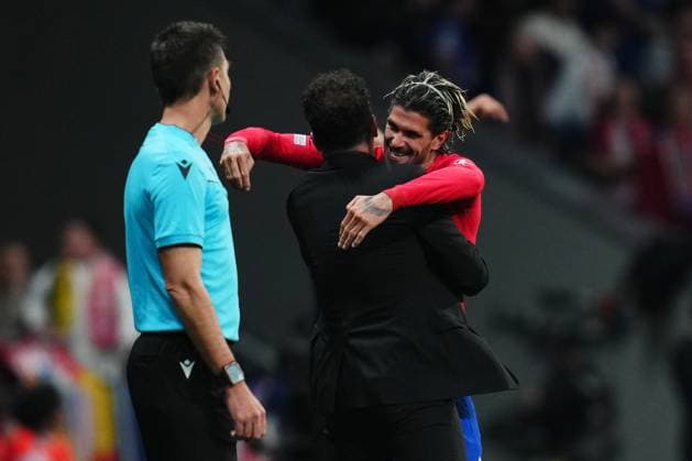 ESP: Atletico de Madrid v Borussia Dortmund. UEFA Champions League match. Quarter-finals Rodrigo de Paul of Atletico de Madrid celebrates with the head coach Diego Pablo Simeone after scoring the 1-0Rodrigo de Paul of Atletico de Madrid celebrates the 1-0 during the UEFA Champions League match, Quarter-finals, first leg, between Atletico de Madrid and Borussia Dortmund played at Civitas Metropolitano Stadium on April 10, 2024 in Madrid Spain. kpng Copyright: xBaguxBlancox xPRESSINPHOTOx PS_240410_008