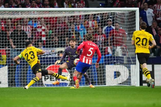 ESP: Atletico de Madrid v Borussia Dortmund. UEFA Champions League match. Quarter-finals Rodrigo de Paul of Atletico de Madrid scores the 1-0Rodrigo de Paul of Atletico de Madrid scores his goal during the UEFA Champions League match, Quarter-finals, first leg, between Atletico de Madrid and Borussia Dortmund played at Civitas Metropolitano Stadium on April 10, 2024 in Madrid Spain. kpng Copyright: xBaguxBlancox xPRESSINPHOTOx PS_240410_001