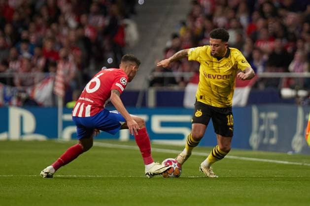 Quarter-final First Leg UEFA Champions League 2023 24, Atletico de Madrid v Borussia Dortmund MADRID, SPAIN - APRIL 10: Jadon Sancho, Left Winger of Borussia Dortmund competes for the ball with Nahuel Molina, Right-Back of Atletico de Madrid during to the UEFA Champions League quarter-final first leg match between Atletico de Madrid and Borussia Dortmund at Civitas Metropolitano Stadium on April 10, 2024 in Madrid, Spain. (Photo by Jose Torres Photo Players Images) Madrid Civitas Metropolitano Madrid Spain Copyright: xJosexTorres PhotoxPlayersxImagesx