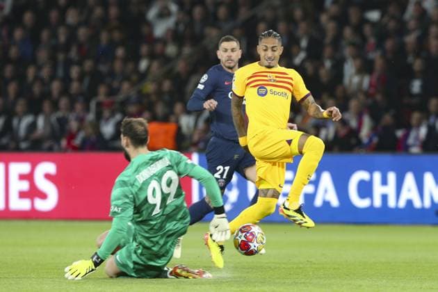 Raphinha (FC Barcelone) vs Lucas Hernandez (PSG) - Gianluigi Donnarumma (PSG) FOOTBALL : Paris Saint Germain Vs FC Barcelone - Ligue des Champions - 10 04 2024 MichaelBaucher Panoramic 