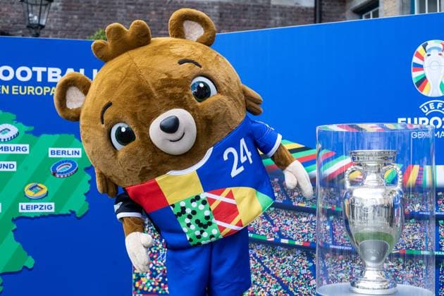 EURO2024 Trophy Tour Düsseldorf, Marktplatz am Rathaus, 10 04 2024 a mascot stands next to the trophy EURO2024 Trophy Tour Düsseldorf, Marktplatz am Rathaus, 10 04 2024 Copyright: xBEAUTIFULxSPORTS Buriakovx