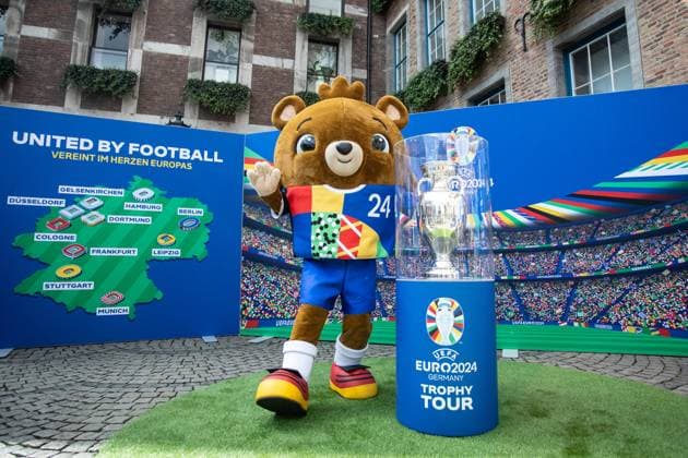 EURO2024 Trophy Tour Düsseldorf, Marktplatz am Rathaus, 10 04 2024 a mascot stands next to the trophy EURO2024 Trophy Tour Düsseldorf, Marktplatz am Rathaus, 10 04 2024 Copyright: xBEAUTIFULxSPORTS Buriakovx