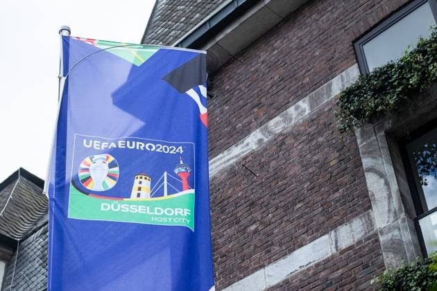 EURO2024 Trophy Tour Düsseldorf, Marktplatz am Rathaus, 10 04 2024 The flag with the logo of Düsseldorf, as host city, Marktplatz am Rathaus EURO2024 Trophy Tour Düsseldorf, Marktplatz am Rathaus, 10 04 2024 Copyright: xBEAUTIFULxSPORTS Buriakovx