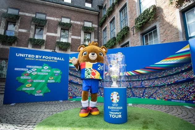 EURO2024 Trophy Tour Düsseldorf, Marktplatz am Rathaus, 10 04 2024 a mascot stands next to the trophy EURO2024 Trophy Tour Düsseldorf, Marktplatz am Rathaus, 10 04 2024 Copyright: xBEAUTIFULxSPORTS Buriakovx