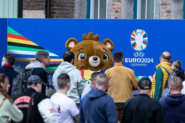 EURO2024 Trophy Tour Düsseldorf, Marktplatz am Rathaus, 10 04 2024 a mascot stands next to the trophy EURO2024 Trophy Tour Düsseldorf, Marktplatz am Rathaus, 10 04 2024 Copyright: xBEAUTIFULxSPORTS Buriakovx
