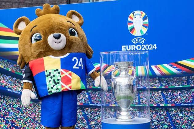 EURO2024 Trophy Tour Düsseldorf, Marktplatz am Rathaus, 10 04 2024 a mascot stands next to the trophy EURO2024 Trophy Tour Düsseldorf, Marktplatz am Rathaus, 10 04 2024 Copyright: xBEAUTIFULxSPORTS Buriakovx