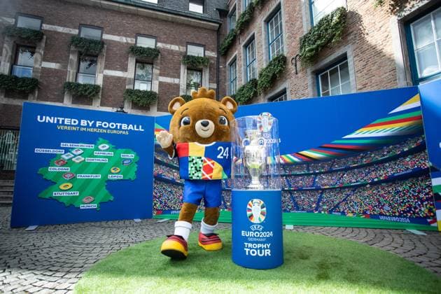 EURO2024 Trophy Tour Düsseldorf, Marktplatz am Rathaus, 10 04 2024 a mascot stands next to the trophy EURO2024 Trophy Tour Düsseldorf, Marktplatz am Rathaus, 10 04 2024 Copyright: xBEAUTIFULxSPORTS Buriakovx