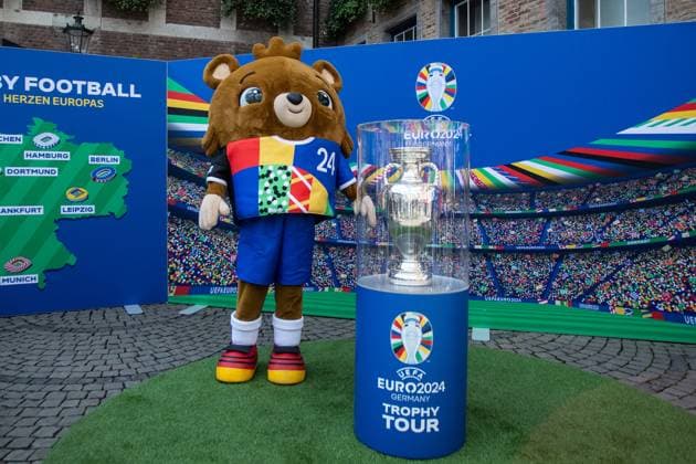 EURO2024 Trophy Tour Düsseldorf, Marktplatz am Rathaus, 10 04 2024 a mascot stands next to the trophy EURO2024 Trophy Tour Düsseldorf, Marktplatz am Rathaus, 10 04 2024 Copyright: xBEAUTIFULxSPORTS Buriakovx