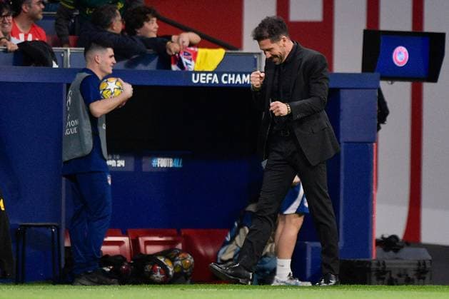 2024-04-10 Atletico Madrid v Borussia Dortmund - Quarter-final First Leg - UEFA Champions League 2023 24 MADRID, SPAIN - APRIL 10: Coach Diego Simeone of Atletico Madrid celebrates their sides first goal during the Quarter-final First Leg - UEFA Champions League 2023 24 match between Atletico Madrid and Borussia Dortmund at Civitas Metropolitano Stadium on April 10, 2024 in Madrid, Spain. (Photo by Pablo Morano BSR Agency) Madrid Spain Content not available for redistribution in The Netherlands directly or indirectly through any third parties. Copyright: xBSRxAgencyx