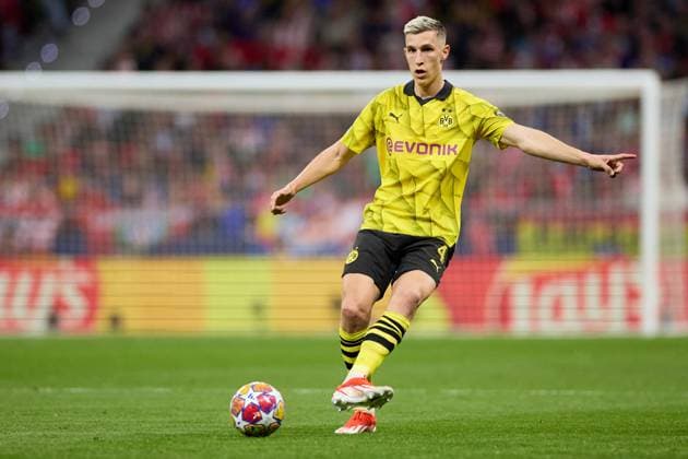 Nico Schlotterbeck of Borussia Dortmund passes the ball during the UEFA Champions League 2023 24 quarter-finals match between Atletico de Madrid and Borussia Dortmund at Stadium Civitas Metropolitano on April 10, 2024 in Madrid, Spain. FOOTBALL : Atletico Madrid vs Borussia Dormund - UEFA Ligue des Champions - 1 4 Quart - 10 04 2024 LGM Panoramic 