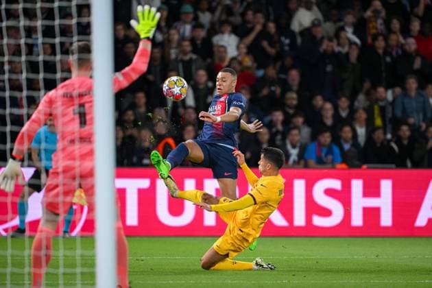 2024-04-10 Paris Saint-Germain v FC Barcelona, Barca - Quarter-final First Leg - UEFA Champions League 2023 24 PARIS, FRANCE - APRIL 10: Marc Andre ter Stegen of FC Barcelona, Kylian Mbappe of Paris Saint-Germain and Joao Cancelo of FC Barcelona during the Quarter-final First Leg - UEFA Champions League 2023 24 match between Paris Saint-Germain and FC Barcelona at Parc des Princes on April 10, 2024 in Paris, France. (Photo by Matthieu Mirville BSR Agency) Paris France Content not available for redistribution in The Netherlands directly or indirectly through any third parties. Copyright: xBSRxAgencyx