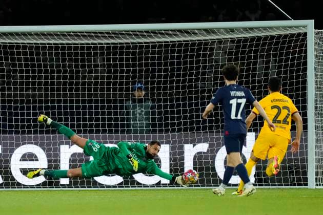 Paris Saint-Germain v FC Barcelona, Barca Quarter-final First Leg - UEFA Champions League 2023 24 Gianluigi Donnarumma goalkeeper of PSG and Italy makes a save during the UEFA Champions League quarter-final first leg match between Paris Saint-Germain and FC Barcelona at Parc des Princes on April 10, 2024 in Paris, France. Paris France  Copyright: xJosexBretonx originalFilename:breton-parissai240410_npVHS.jpg