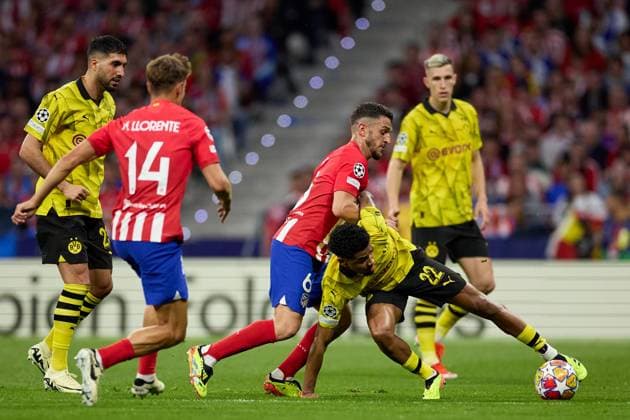 Ian Maatsen of Borussia Dortmund battles for the ball with Koke of Atletico de Madrid during the UEFA Champions League 2023 24 quarter-finals match between Atletico de Madrid and Borussia Dortmund at Stadium Civitas Metropolitano on April 10, 2024 in Madrid, Spain. FOOTBALL : Atletico Madrid vs Borussia Dormund - UEFA Ligue des Champions - 1 4 Quart - 10 04 2024 LGM Panoramic 