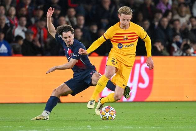 2024-04-10 Paris Saint-Germain v FC Barcelona, Barca - Quarter-final First Leg - UEFA Champions League 2023 24 PARIS, FRANCE - APRIL 10: Vitinha of Paris Saint-Germain battles for the ball with Frenkie de Jong of FC Barcelona during the Quarter-final First Leg - UEFA Champions League 2023 24 match between Paris Saint-Germain and FC Barcelona at Parc des Princes on April 10, 2024 in Paris, France. (Photo by Matthieu Mirville BSR Agency) Paris France Content not available for redistribution in The Netherlands directly or indirectly through any third parties. Copyright: xBSRxAgencyx