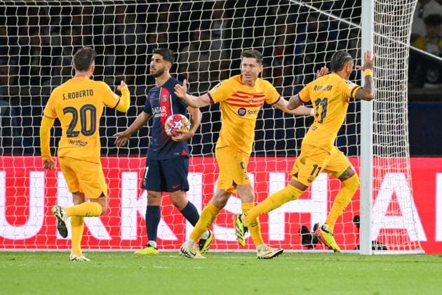 2024-04-10 Paris Saint-Germain v FC Barcelona, Barca - Quarter-final First Leg - UEFA Champions League 2023 24 PARIS, FRANCE - APRIL 10: Raphinha of FC Barcelona celebrates after scoring the team s first goal with Robert Lewandowski of FC Barcelona and Sergi Roberto of FC Barcelona during the Quarter-final First Leg - UEFA Champions League 2023 24 match between Paris Saint-Germain and FC Barcelona at Parc des Princes on April 10, 2024 in Paris, France. (Photo by Matthieu Mirville BSR Agency) Paris France Content not available for redistribution in The Netherlands directly or indirectly through any third parties. Copyright: xBSRxAgencyx