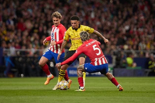 Quarter-final First Leg UEFA Champions League 2023 24, Atletico de Madrid v Borussia Dortmund MADRID, SPAIN - APRIL 10: Jadon Sancho, Left Winger of Borussia Dortmund competes for the ball with Antoine Griezmann and Rodrigo de Paul, Central Midfield of Atletico de Madrid during to the UEFA Champions League quarter-final first leg match between Atletico de Madrid and Borussia Dortmund at Civitas Metropolitano Stadium on April 10, 2024 in Madrid, Spain. (Photo by Jose Torres Photo Players Images) Madrid Civitas Metropolitano Madrid Spain Copyright: xJosexTorres PhotoxPlayersxImagesx