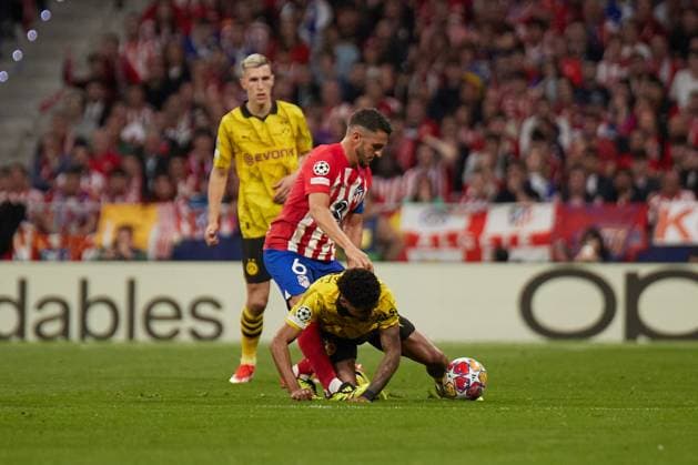 Quarter-final First Leg UEFA Champions League 2023 24, Atletico de Madrid v Borussia Dortmund MADRID, SPAIN - APRIL 10: Koke, Central Midfield of Atletico de Madrid competes for the ball with Ian Maatsen, Left-Back of Borussia Dortmund during to the UEFA Champions League quarter-final first leg match between Atletico de Madrid and Borussia Dortmund at Civitas Metropolitano Stadium on April 10, 2024 in Madrid, Spain. (Photo by Jose Torres Photo Players Images) Madrid Civitas Metropolitano Madrid Spain Copyright: xJosexTorres PhotoxPlayersxImagesx