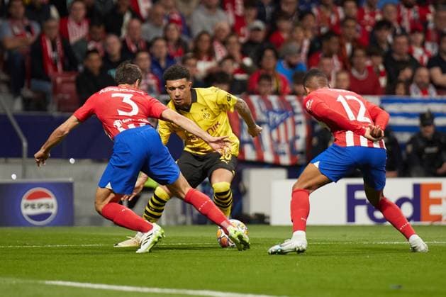 Quarter-final First Leg UEFA Champions League 2023 24, Atletico de Madrid v Borussia Dortmund MADRID, SPAIN - APRIL 10: Jadon Sancho, Left Winger of Borussia Dortmund competes for the ball with Cesar Azpilicueta, Right-Back of Atletico de Madrid and Samuel Lino, Left Winger of Atletico de Madrid during to the UEFA Champions League quarter-final first leg match between Atletico de Madrid and Borussia Dortmund at Civitas Metropolitano Stadium on April 10, 2024 in Madrid, Spain. (Photo by Jose Torres Photo Players Images) Madrid Civitas Metropolitano Madrid Spain Copyright: xJosexTorres PhotoxPlayersxImagesx