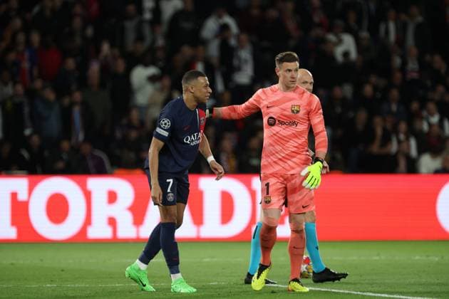 PSG - BARCELONE PHOTOPQR LE PARISIEN Le Parisien Arnaud Journois ; PARIS ; 10 04 2024 ; FOOTBALL , LIGUE DES CHAMPIONS UEFA , QUARTS DE FINALE ALLER , 10 04 2024 , PARIS , PARC DES PRINCES PARIS SG - FC BARCELONE PHOTO LE PARISIEN ARNAUD JOURNOIS Kylian Mbappé Marc-André ter Stegen -- 04 10 2024 ; PARIS ; FRANCE PARIS UEFA CHAMPIONS LEAGUE : PARIS SG VS FC Barcelona, Barca PARIS France  Copyright: xPHOTOPQR LExPARISIEN MAXPPPxLexParisienx xArnaudxJournoisx 20240410LPA1779 20240410LPA1779
